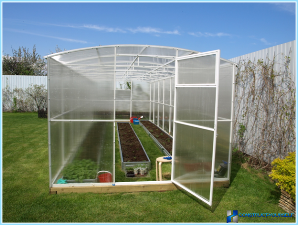 Greenhouse-convertible with a removable roof made of polycarbonate