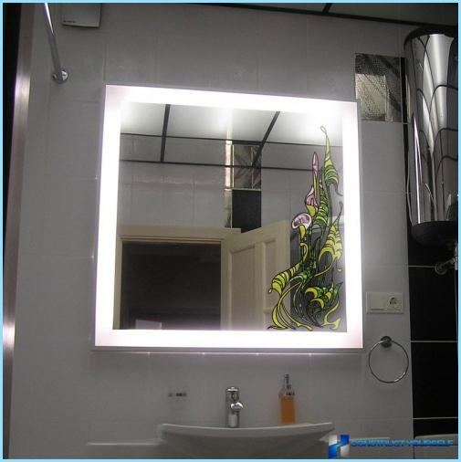 Осветено огледало в интериора на банята