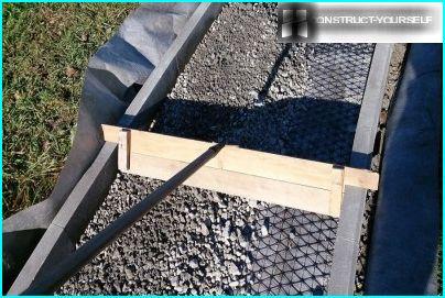 The alignment layer of crushed stone rail with carved grooves