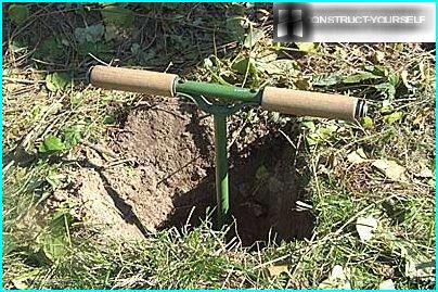 Löcher für Stützstangen graben