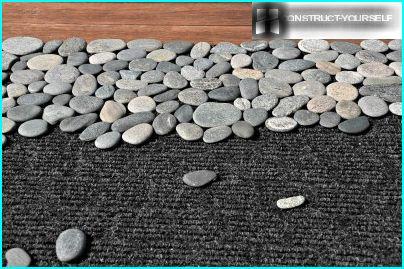 La disposición de las piedras sobre la alfombra.