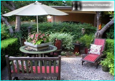 Los muebles de jardín crean el ambiente para toda la composición.