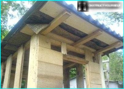 Устройството на покривното и стенното покритие на селската тоалетна